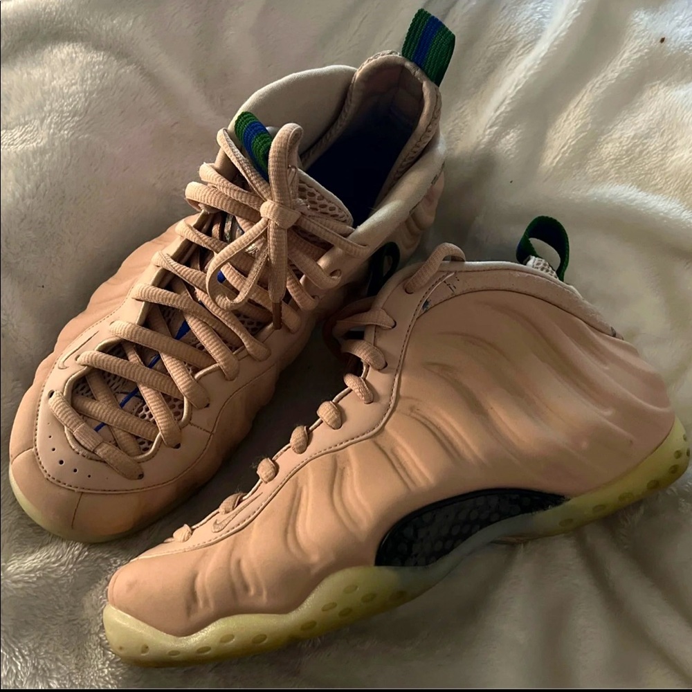 Particular beige foam posits 1